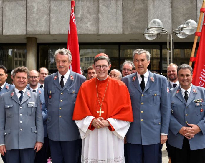 Der neue Vizepräsident Albrecht Prinz von Croy, der scheidende Präsident Dr. Constantin von Brandenstein, Kardinal Woelki und der neue Präsident Georg Khevenhüller (v.l.n.r.) vor der Segnung im Kölner Dom. (Foto: Malteser/Klaus Schiebel)