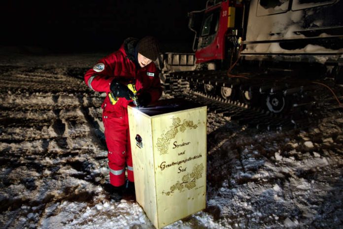 Die Weinkiste wurde geöffnet (Foto: AWI)