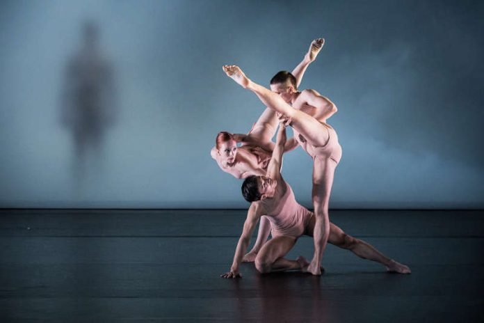 Boglárka Heim, Sho Takayama, Geoffroy Poplawski in „Dusk“ von Nanine Linning (Foto: Kalle Kuikkaniemi)