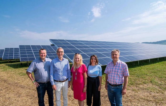 Beim Pressetermin an der nördlichen Projektfläche: Rolf Richter, Bürgermeister der Stadt Bensheim und Aufsichtsratsvorsitzender der GGEW AG; Carsten Hoffmann, Vorstand GGEW AG; Diana Stolz, Erste Kreisbeigeordnete Kreis Bergstraße; Christine Bender, Erste Stadträtin Stadt Heppenheim; Rainer Burelbach, Bürgermeister der Stadt Heppenheim (v. l.) (Foto: GGEW AG / Sascha Lotz)