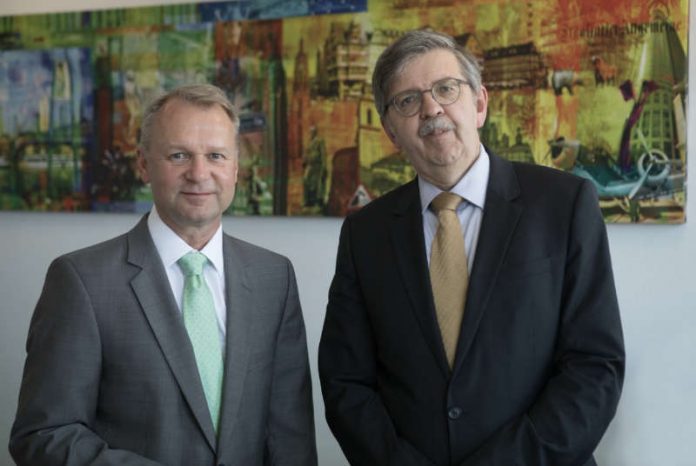 Thomas Schmidt (rechts) und Dr. Klaus Alberti, Geschäftsführer von Infraserv Logistics, freuen sich auf das neue Gefahrstoff-Lager. (Foto: Infraserv GmbH & Co. Höchst KG, 2018)