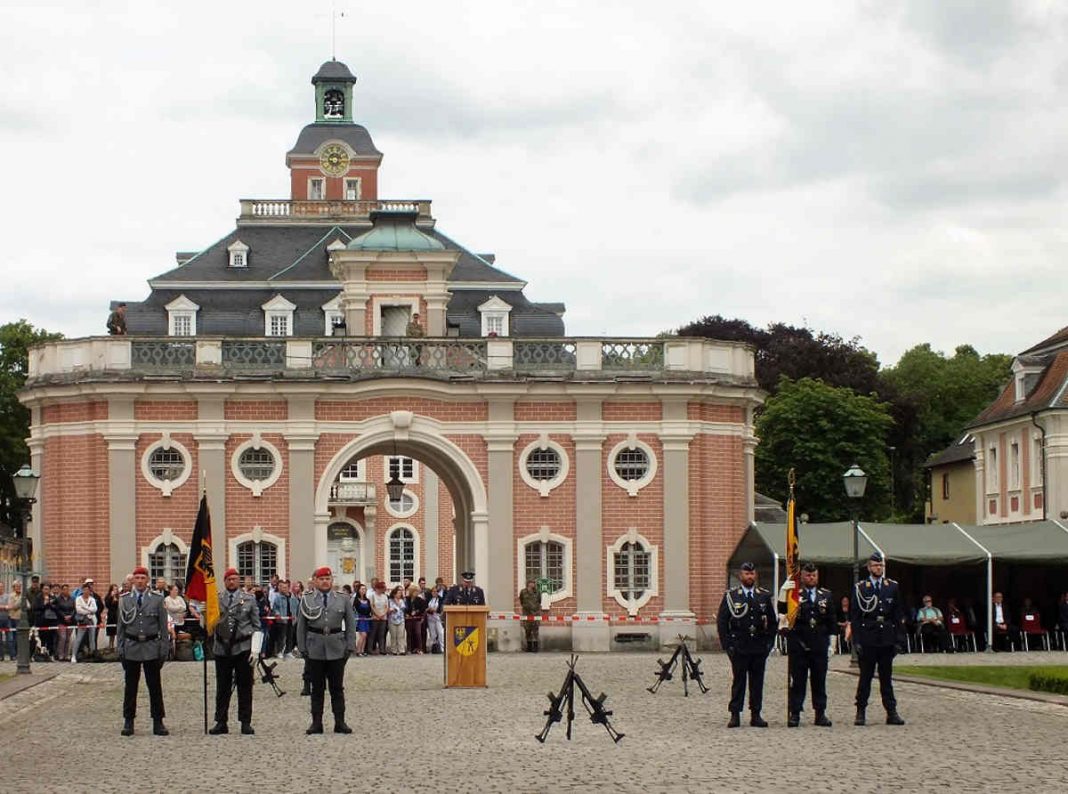 Rede Kommandeur LwAusbBtl (Foto: Bundeswehr/Frank Wiedemann)