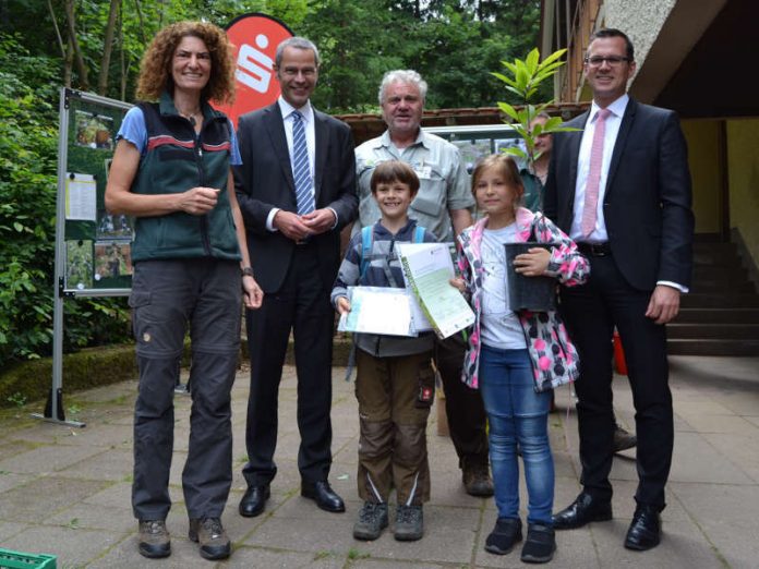 Ulrike Abel, Leiterin des Forstamts Haardt, Landaus Bürgermeister Dr. Maximilian Ingenthron, Rüdiger Sinn vom Forstamt Bienwald und Matthias Beck, Regionaldirektor der Sparkasse Südliche-Weinstraße, bei der Siegerehrung der Waldjugendspiele auf dem Landauer Taubensuhl. (Foto: Franz Steiner) Ulrike Abel, Leiterin des Forstamts Haardt, Landaus Bürgermeister Dr. Maximilian Ingenthron, Rüdiger Sinn vom Forstamt Bienwald und Matthias Beck, Regionaldirektor der Sparkasse Südliche-Weinstraße, bei der Siegerehrung der Waldjugendspiele auf dem Landauer Taubensuhl. (Foto: Franz Steiner)