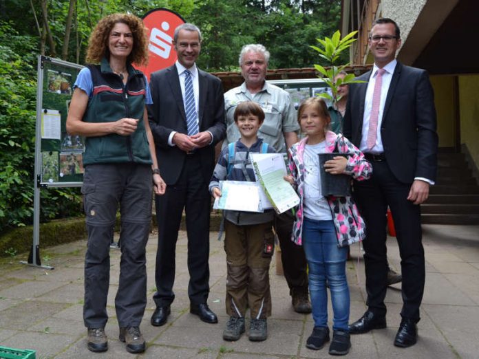 Ulrike Abel, Leiterin des Forstamts Haardt, Landaus Bürgermeister Dr. Maximilian Ingenthron, Rüdiger Sinn vom Forstamt Bienwald und Matthias Beck, Regionaldirektor der Sparkasse Südliche-Weinstraße, bei der Siegerehrung der Waldjugendspiele auf dem Landauer Taubensuhl. (Foto: Franz Steiner)