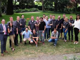 Foto von der Urkunden-Verleihung im Gartensalon von Schloss Wachenheim. Es zeigt außer den erfolgreichen Winzerinnen und Winzern links den zweiten Vorsitzenden der Pfalzwein-Werbung, Gerhard Brauer, und daneben die Pfälzische Weinkönigin Inga Storck. (Foto: Pfalzwein e.V.)