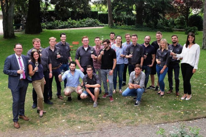 Foto von der Urkunden-Verleihung im Gartensalon von Schloss Wachenheim. Es zeigt außer den erfolgreichen Winzerinnen und Winzern links den zweiten Vorsitzenden der Pfalzwein-Werbung, Gerhard Brauer, und daneben die Pfälzische Weinkönigin Inga Storck. (Foto: Pfalzwein e.V.) Foto von der Urkunden-Verleihung im Gartensalon von Schloss Wachenheim. Es zeigt außer den erfolgreichen Winzerinnen und Winzern links den zweiten Vorsitzenden der Pfalzwein-Werbung, Gerhard Brauer, und daneben die Pfälzische Weinkönigin Inga Storck. (Foto: Pfalzwein e.V.)
