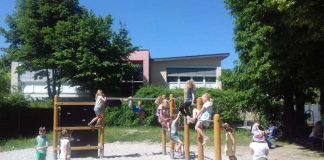 Spielende Kinder am Klettergerüst (Foto: Stadtverwaltung Weinheim)