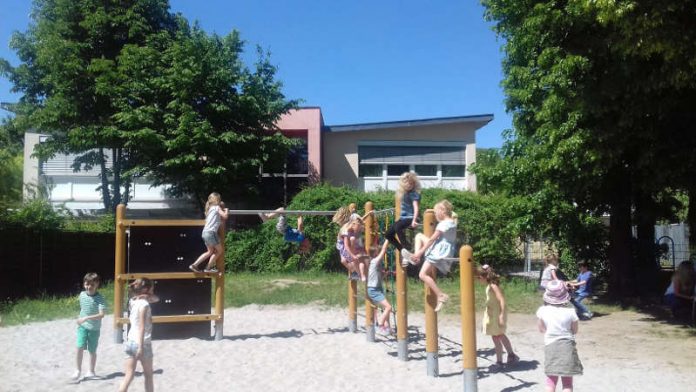 Spielende Kinder am Klettergerüst (Foto: Stadtverwaltung Weinheim)