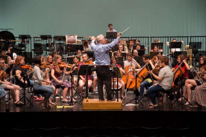 Das Foto des Hochschulorchesters entstand während einer Probe (Foto: Hochschule für Musik Karlsruhe)