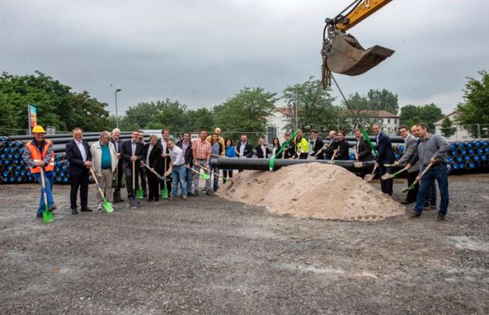 Eine große Baumaßnahme mit vielen Akteuren: Bauarbeitern, Planern, Kolleginnen und Kollegen aus den Ämtern und Rathäusern, Vertriebler und Kaufleute. Sie alle tragen ihren Teil bei zum Bau der Fernwämeleitung nach Rheinstetten. (Foto: Stadtwerke Karlsruhe GmbH/ARTIS)