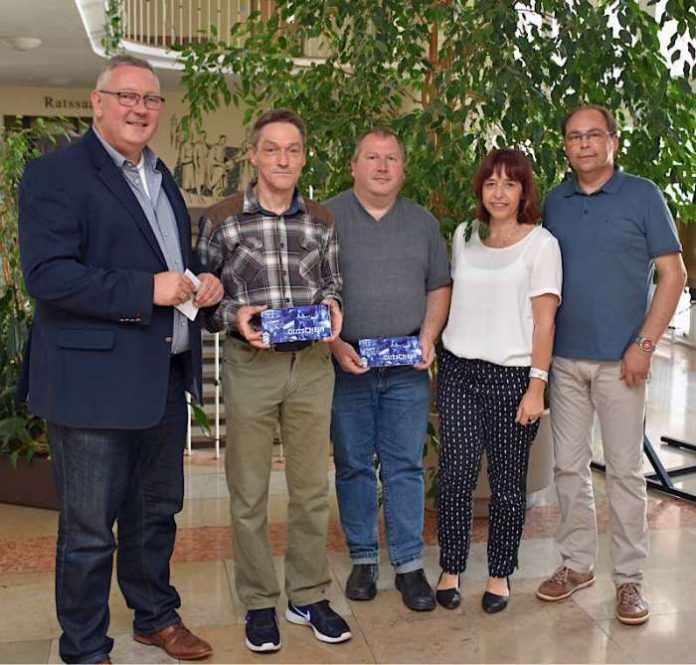 Dezernent Waldemar Herder, Andreas Lorenzen, Bernd Diendorf und die beiden für den Mietspiegel verantwortlichen Mitarbeiter Andrea Weber und Thomas Ketterer bei der Preisverleihung im Rathaus. (Foto: Stadtverwaltung Worms)