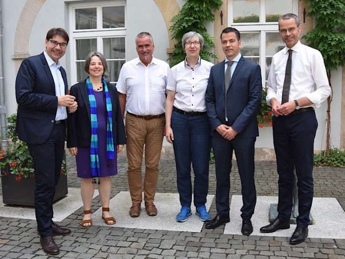 Trafen sich zum gemeinsamen Austausch von Stadt und Universität: Oberbürgermeister Thomas Hirsch, Vizepräsidentin Prof. Dr. Gabriele Schaumann, Beigeordneter Rudi Klemm, Präsidentin Prof. Dr. May-Britt Kallenrode, Kanzler Michael Ludewig und Bürgermeister Dr. Maximilian Ingenthron (v.l.n.r.). (Foto: Stadt Landau in der Pfalz)