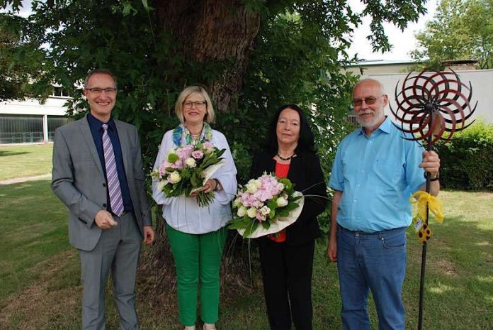 Zusammen haben sie Generationen von jungen Menschen geprägt (v.l.): Schulleiter Wolfgang Peters, Hildegard Kaufmann, Vera Bohnert und Rolf Seger (Foto: BBS Landau)