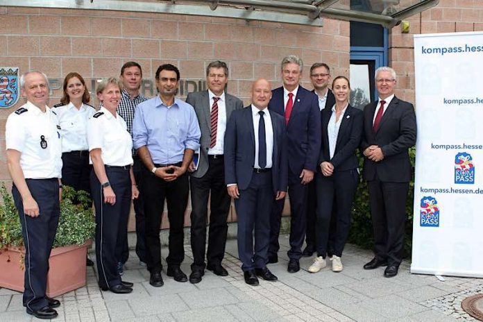 Auf Einladung des Polizeipräsidenten wurde den Vertretern der Kommunen Bensheim, Griesheim, Pfungstadt, Rüsselsheim, Michelstadt und Viernheim das neue Präventionsprogramm KOMPASS vorgestellt. Die anwesenden Kommunen hatten bereits im Vorfeld ihre grundsätzliche Bereitschaft signalisiert, am Programm KOMPASS partizipieren zu wollen. Die Auftaktveranstaltung mit Polizeipräsident Bernhard Lammel fand vorige Woche im Polizeipräsidium Südhessen (Wiesbaden) statt. (Foto: Polizeipräsidium Südhessen)