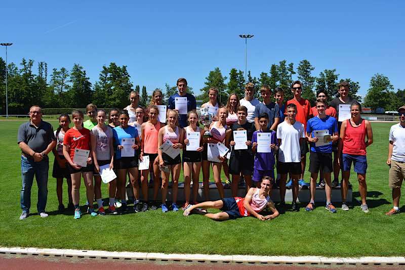 Große Freude - der Wanderpokal JU 16 ging an das Europagymnasium Wörth (Foto: Kreisverwaltung Germersheim)