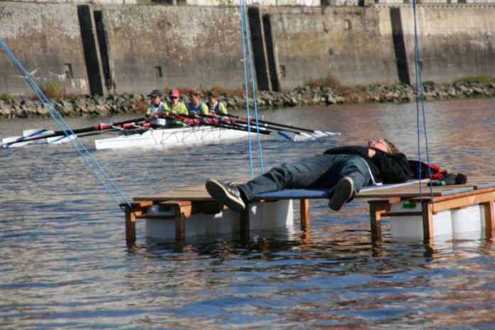 Starthelfer einer Ruderregatta, auf neue Aufgaben wartend. (Foto: Bernd Attner)