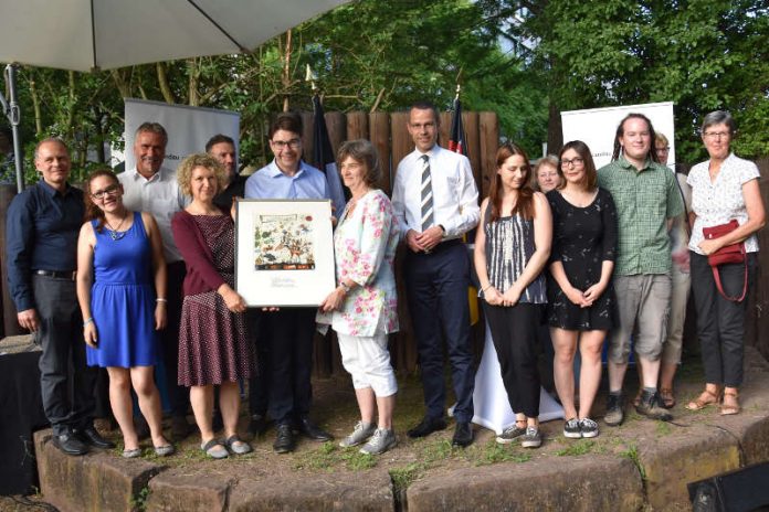 Grund zum Feiern: Die Stadtspitze gemeinsam mit Mitgliedern des Trägervereins der Kinder- und Jugendfarm bei der Verleihung des Ehrenamtspreises der Stadt Landau. (Foto: Stadt Landau in der Pfalz)