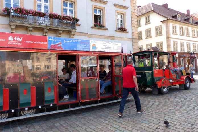 Mit dem Schoppenbähnel geht es am Donnerstag, 28. Juni, auf „rollende Bürgerinfo“ mit Landaus Oberbürgermeister Thomas Hirsch. (Foto: Stadt Landau in der Pfalz)