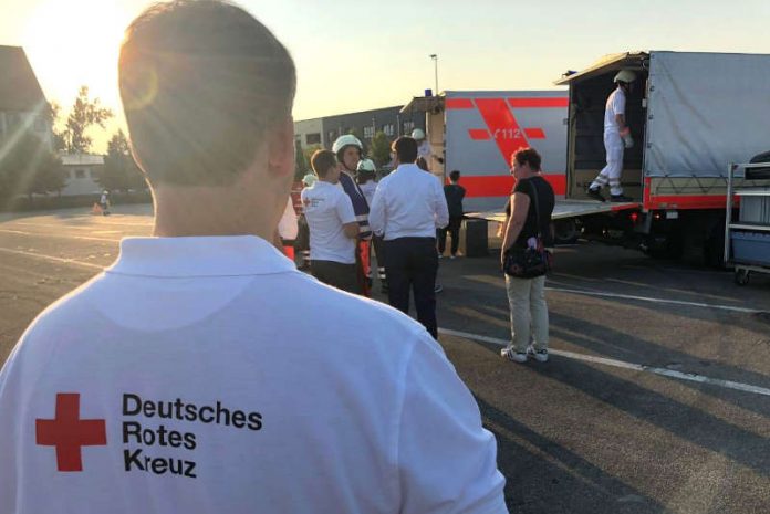 Gast der jüngsten Übung des DRK Landau auf dem Neuen Messegelände war Oberbürgermeister Thomas Hirsch, zugleich auch Vorsitzender des Kreisverbands. (Foto: Stadt Landau in der Pfalz)