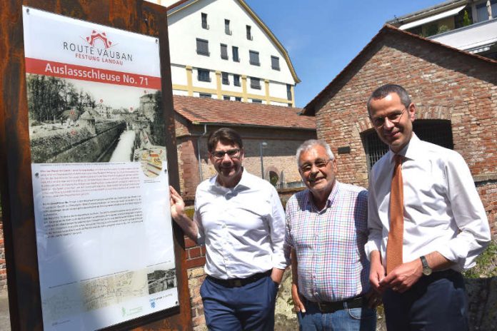 Oberbürgermeister Thomas Hirsch, Hans-Dieter Hirschfeld, Vorsitzender des Festungsbauvereins, und Bürgermeister Dr. Maximilian Ingenthron (v.l.n.r.) an der neuen Stele des Festungsrundwegs „Route Vauban“ in der Schleusenstraße. (Foto: Stadt Landau in der Pfalz)