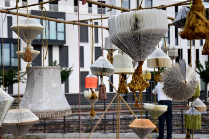 Kunst trifft Literatur: Vor der Stadtbibliothek präsentierte Künstlerin Susanne Wadle bei der 1. KUNST.NACH(T).LANDAU das Projekt „Neues Leben für alte Bücher“. (Foto: Stadt Landau in der Pfalz)