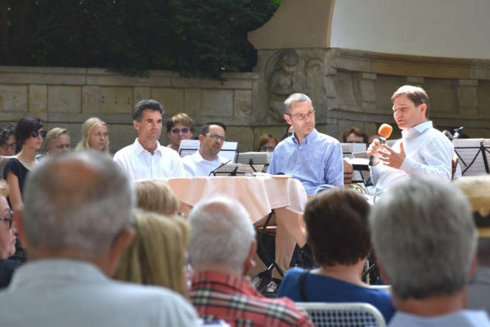 Gemeinsam mit seinen Gästen plauderte Bürgermeister Dr. Maximilian Ingenthron über Vergangenheit, Gegenwart und Zukunft der Landauer Stadtkapelle. (Foto: Stadt Landau in der Pfalz)