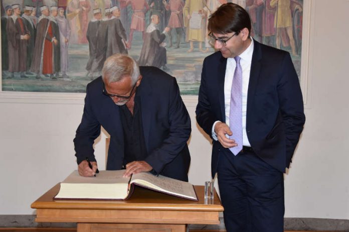 Auf Einladung von Oberbürgermeister Thomas Hirsch (r.) trug sich Liedermacher Konstantin Wecker bei seinem Besuch in Landau in das Goldene Buch der Stadt ein. (Foto: Stadt Landau in der Pfalz)