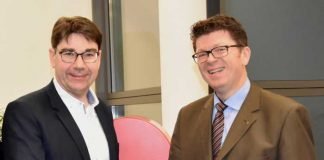 Oberbürgermeister Thomas Hirsch (l.) gemeinsam mit dem Vorstandsvorsitzenden der Sparkasse Südliche Weinstraße, Bernd Jung (r.). (Quelle: Stadt Landau in der Pfalz)