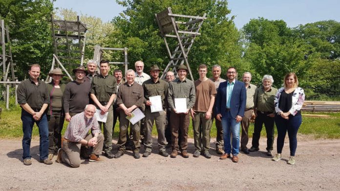 Die Prüfungsausschussmitglieder und Ausbildungsleiter freuen sich gemeinsam mit den Prüflingen über die bestandenen Prüfungen. (Foto: Kreisverwaltung Germersheim)