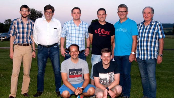 Der neue Kreis-Schiedsrichter-Ausschuss Bad Kreuznach: Hintere Reihe von links: Thorsten Gerhard Braun (Verbands-Schiedsrichter-Lehrwart), Thomas Mueller (Beisitzer), Torsten Bauer (Kreis-Schiedsrichter-Obmann), Björn Strack (stellvertretender Kreis-Schiedsrichter-Obmann), Olaf Schneider (Beisitzer) und Erhard Blaesy (Verbands-Schiedsrichter-Obmann). Vordere Reihe von links: Thomas Diederich (Beisitzer) und Rouven Bösand (Kreis-Schiedsrichter-Lehrwart). (Foto: SWFV) Der neue Kreis-Schiedsrichter-Ausschuss Bad Kreuznach: Hintere Reihe von links: Thorsten Gerhard Braun (Verbands-Schiedsrichter-Lehrwart), Thomas Mueller (Beisitzer), Torsten Bauer (Kreis-Schiedsrichter-Obmann), Björn Strack (stellvertretender Kreis-Schiedsrichter-Obmann), Olaf Schneider (Beisitzer) und Erhard Blaesy (Verbands-Schiedsrichter-Obmann). Vordere Reihe von links: Thomas Diederich (Beisitzer) und Rouven Bösand (Kreis-Schiedsrichter-Lehrwart). (Foto: SWFV)