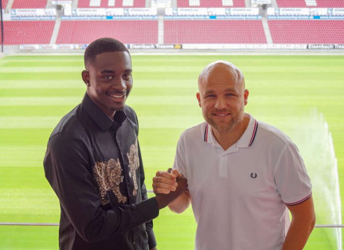 Jean-Philippe Mateta und 05-Sportvorstand Rouven Schröder (Foto: Mainz 05)