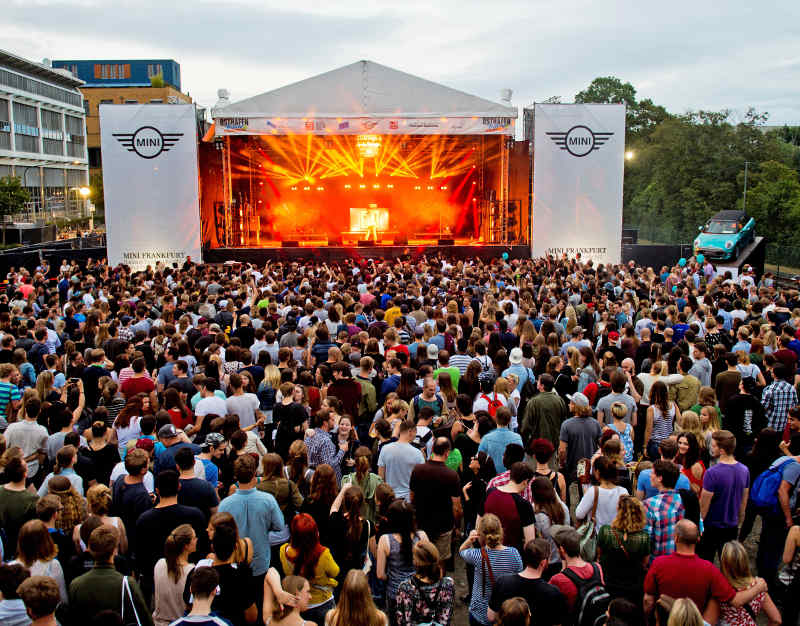 Besucher vor der Bühne beim Osthafen-Festival 2016 (Foto: Bjoern Friedrich)