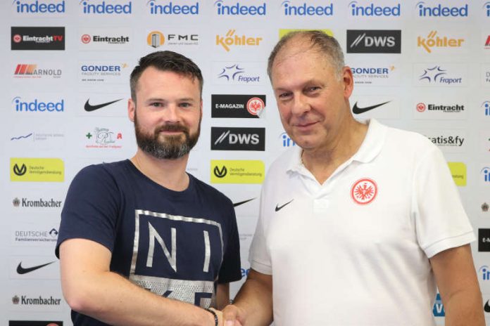 Stefan von Martinez mit Ottmar Ulrich, Abteilungsleiter Fußball (v.l.) (Foto: Eintracht Frankfurt)