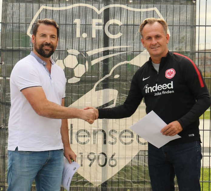 Tobias Gebhardt (1. Vorsitzender des 1. FC 1906 Erlensee) und Armin Kraaz (Leiter Leistungszentrum Eintracht Frankfurt) (Foto: Eintracht Frankfurt)