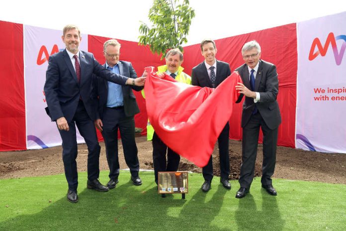 Dr. Hansjörg Roll (Vorstandsmitglied MVV), John Reid (Michelin Dundee), Councillor Bob Myles (Angus Council), John Alexander (Leader Dundee City Council) und Dr. Georg Müller (Vorstandsvorsitzender MVV) enthüllen eine Erinnerungstafel. (Foto: MVV/Derek Gerrard)