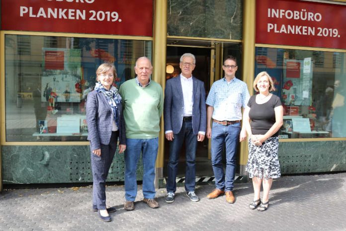 v.l.: Karmen Strahonja, Geschäftsführerin Stadtmarketing Mannheim, Georg Jäger und Gerhard Lakus vom Infobüro Planke, Steffen Magin, Bauleiter rnv, Anja Ehrenpreis, Baustellenmanagement Stadt Mannheim (Foto: Stadt Mannheim)