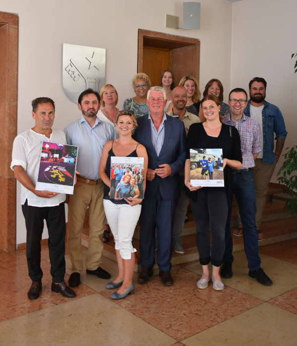 Im Rahmen einer kleinen Feierstunde überreichte Oberbürgermeister Michael Kissel die zahlreichen Preise an die glücklichen Gewinner. (Foto: Stadtverwaltung Worms)