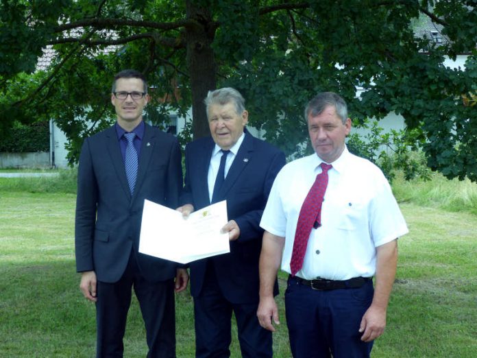 Seit 1960 Mitglied des Vereins und über 29 Jahre Vorstand: Klaus Gindner (Mitte) wird von OB Schrempp (li.) und heutigem Vereinsvorstand Thomas Fitterer geehrt. (Foto: Stadtverwaltung Rheinstetten)