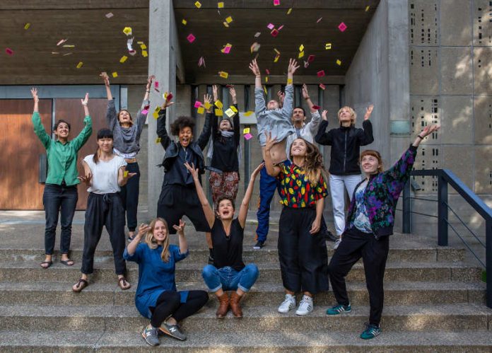 Schwindelfrei 2018 - Gruppenfoto der Künstlerinnen und Künstler (Foto: Lys Y. Seng)