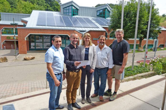 Vor dem Bürgerhaus, auf dessen Dach eine Photovoltaikanlage errichtet wurde (von links): Andreas Michael, Bauamt der Gemeinde Gorxheimertal, Philipp Meister, Projektleiter der Energieagentur Bergstraße, Dagmar Cohrs, stellvertretende Geschäftsführerin der Wirtschaftsregion Bergstraße / Wirtschaftsförderung Bergstraße GmbH (WFB), Bürgermeister Uwe Spitzer, Gemeinde Gorxheimertal, Armin Borngesser, Geschäftsführer der BR Ried Energie. (Foto: WFB)