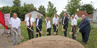 v.l.n.r.: Architekt Stefan Streuber, Bereichsliter Rettungsdienst Uwe Frohn, MdB Dr. Thomas Gebhardt, Landrätin Dr. Susanne Ganster, Landrat Dietmar Seefeldt, Erster Beigeordneter VG Herxheim Georg Kern, Bürgermeister Gemeinde Herxheim Ludwig Trauth und Bernd Fischer Geschäftsführer DRK Rettungsdienst Südpfalz GmbH (Foto: DRK | Norman Krauß)