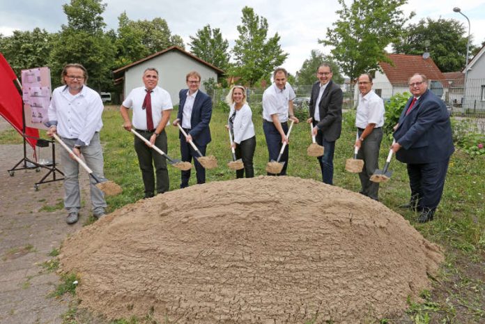 v.l.n.r.: Architekt Stefan Streuber, Bereichsliter Rettungsdienst Uwe Frohn, MdB Dr. Thomas Gebhardt, Landrätin Dr. Susanne Ganster, Landrat Dietmar Seefeldt, Erster Beigeordneter VG Herxheim Georg Kern, Bürgermeister Gemeinde Herxheim Ludwig Trauth und Bernd Fischer Geschäftsführer DRK Rettungsdienst Südpfalz GmbH (Foto: DRK | Norman Krauß)