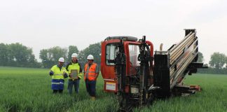 Thomas Waldmann (links), Netzplaner im Regionalzentrum Rhein-Nahe-Hunsrück bei Westnetz und die Kollegen der Firma Lang und des Ingenieurbüros IGB, besprechen das weitere Vorgehen auf der Baustelle an der A63. (Foto: Westnetz GmbH)