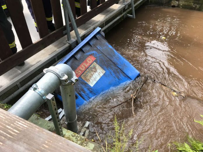 Papiercontainer im Speyerbach (Foto: Feuerwehr Neustadt)