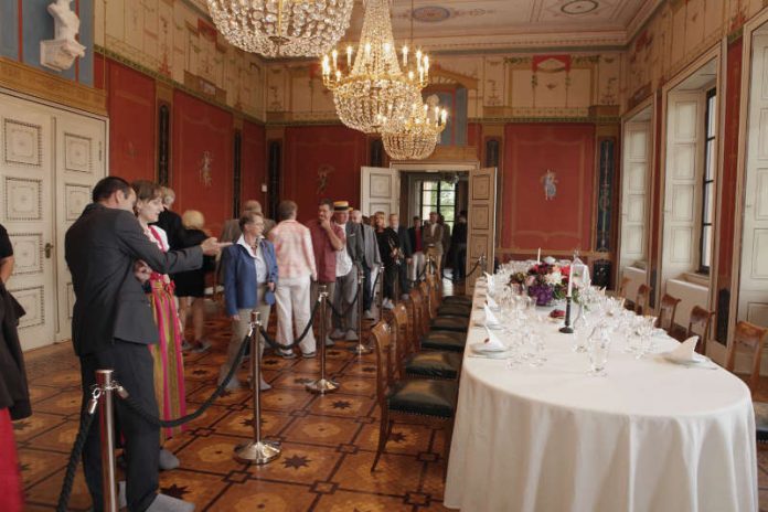 Tafel in der Villa Ludwigshöhe (Foto: Ulrich Pfeuffer, GDKE)