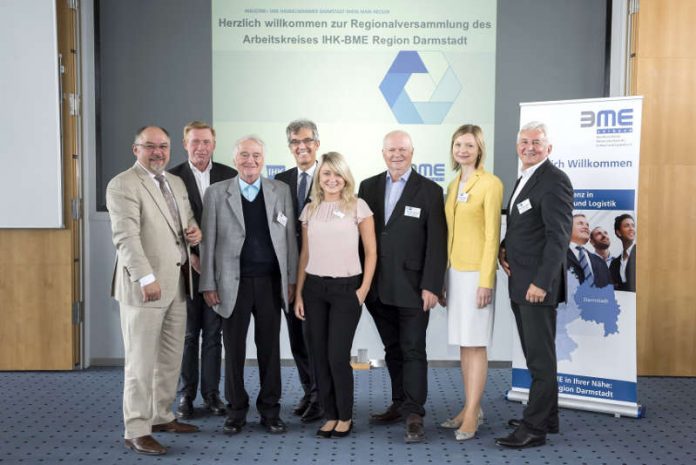 Der neu gewählte Vorstand des Arbeitskreises IHK-BME Region Darmstadt (vlnr.): Martin Proba, Dr. Michael Baus, Dieter Schäfer, Dieter Schäfer, Kristina Filipp, Herbert Umlauf, Dr. Maria Petrochenkova, Hans-Peter Hofmann. (Foto: IHK Darmstadt/Klaus Mai)