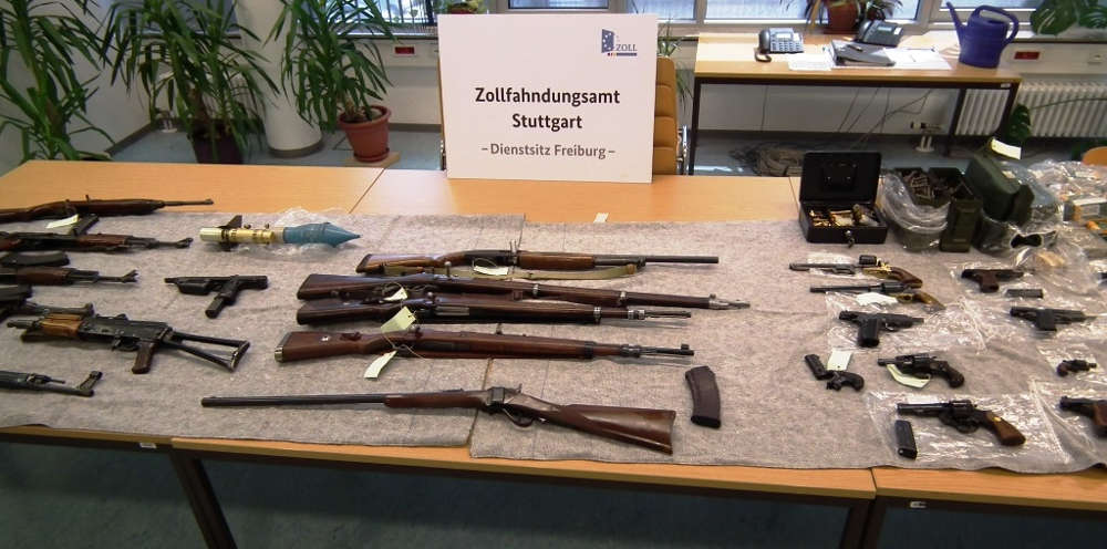 Die sichergestellten Waffen (Foto: Zollfahndungsamt Stuttgart)