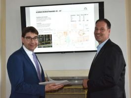 Im Frühjahr kommenden Jahres will das Gebäudemanagement der Stadt Landau (GML) mit dem Bau neuer Wohnungen beginnen. Darüber informieren jetzt Oberbürgermeister Thomas Hirsch (l.) und GML-Werkleiter Michael Götz. (Foto: Stadt Landau in der Pfalz)