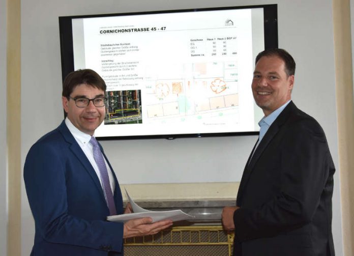 Im Frühjahr kommenden Jahres will das Gebäudemanagement der Stadt Landau (GML) mit dem Bau neuer Wohnungen beginnen. Darüber informieren jetzt Oberbürgermeister Thomas Hirsch (l.) und GML-Werkleiter Michael Götz. (Foto: Stadt Landau in der Pfalz)