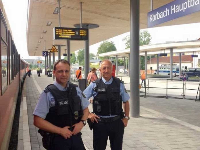 Markus Pisowodzki und Thomas Kunz waren während des Hessentages mit ihren Kolleginnen und Kollegen für die Sicherheit an Korbachs Bahnhöfen zuständig; Bildquelle: Bundespolizeiinspektion Kassel